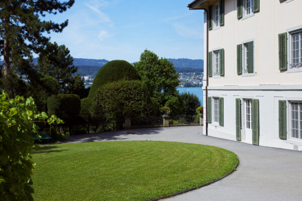 Seitenfassade des Gründerhauses der Martin Stiftung und Blick auf den Park Mariahalden sowie den Zürichsee.