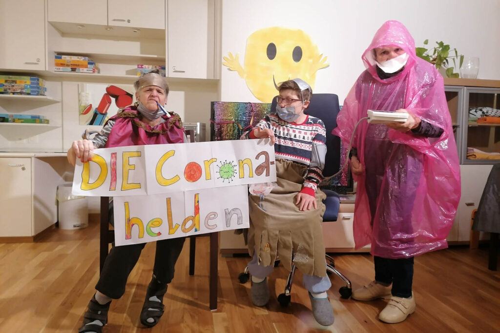 Das Corona-Virus als Inspiration für Kostüme: Wohngruppe verkleidet sich als Corona-Helden.