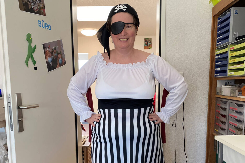 Frau als Piratin verkleidet für Fasnacht in der Martin Stiftung.
