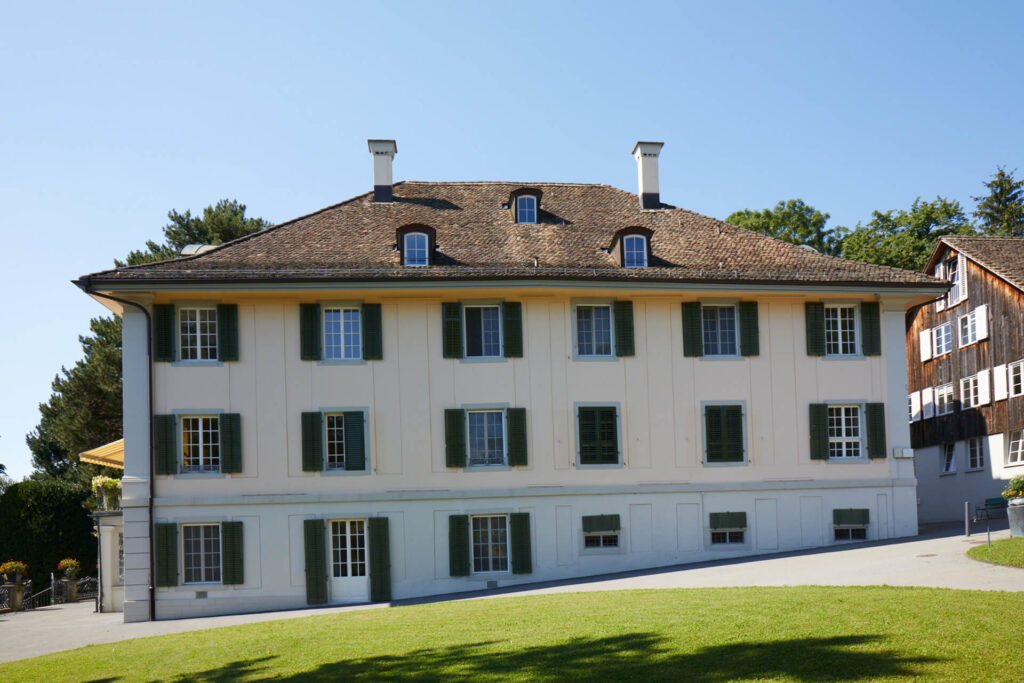 Der Seminarraum ist im Erdgeschoss der denkmalgeschützten Villa Mariahalden. Hier eine Ansicht von der Seite.